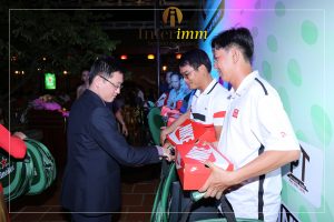 Ông Chris Đặng - đại diện nhà tài trợ Interimm đang trao các phần quà đến những thí sinh xuất sắc nhất giải đấu