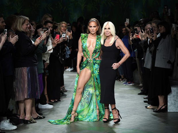 Donatella-Versace-(phải)-cùng-ca-sĩ-JLo-tại-tuần-lễ-thời-trang-Milan