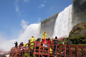 ...thì phía bờ Mỹ lại đưa du khách đến những trải nghiệm thú vị gần gũi với khu thác hùng vĩ bậc nhất Thế giới