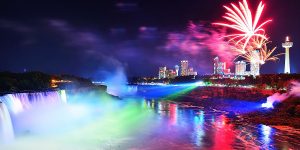 Hệ thống đèn chiếu và pháo hoa rực rỡ khiến thác Niagara lại mang một vẻ đẹp hiện đại rất riêng vào ban đêm